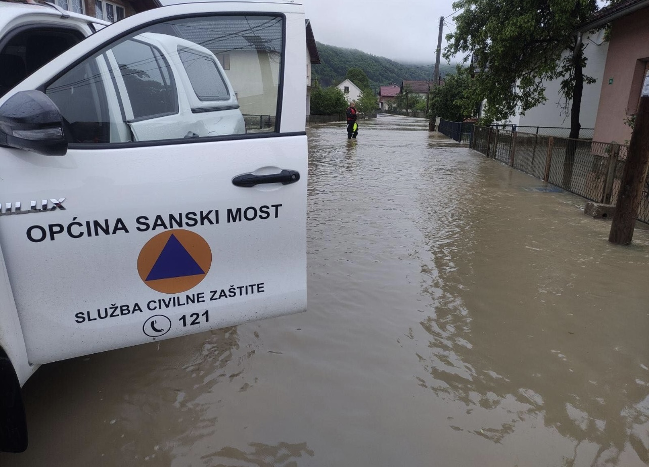 Raste Sana iz sata u sat Svi gledaju u nebo građani se bore da