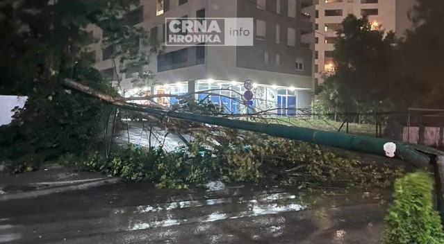 Nevrijeme Stiglo U Glavni Grad Bih Vjetar Sru Io Stablo I Stub Uli Ne