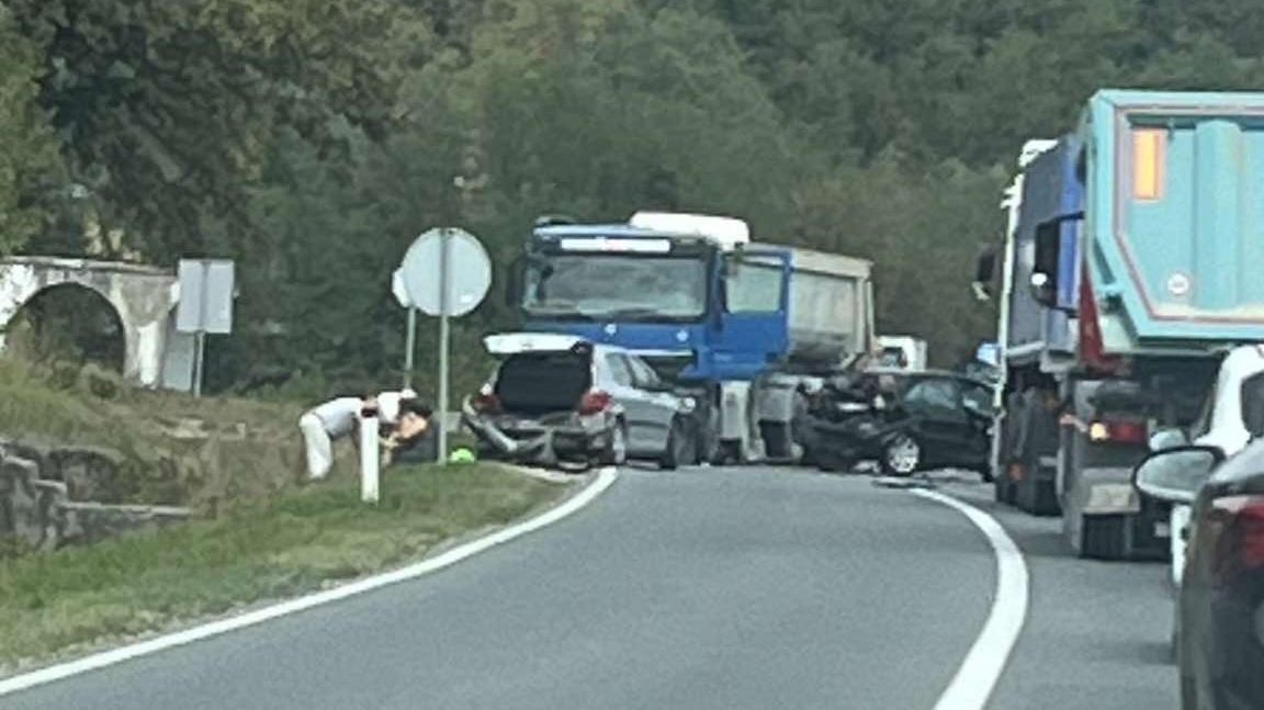 Estoka Nesre A Kod Ep A Sudarili Se Kamion I Etiri Automobila